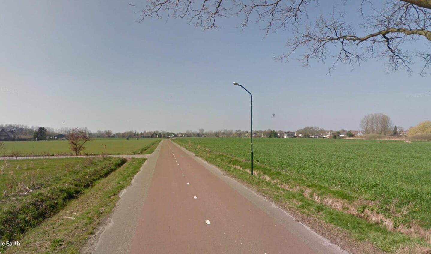 De Liempdseweg oogt kaal, zo zonder bomen.