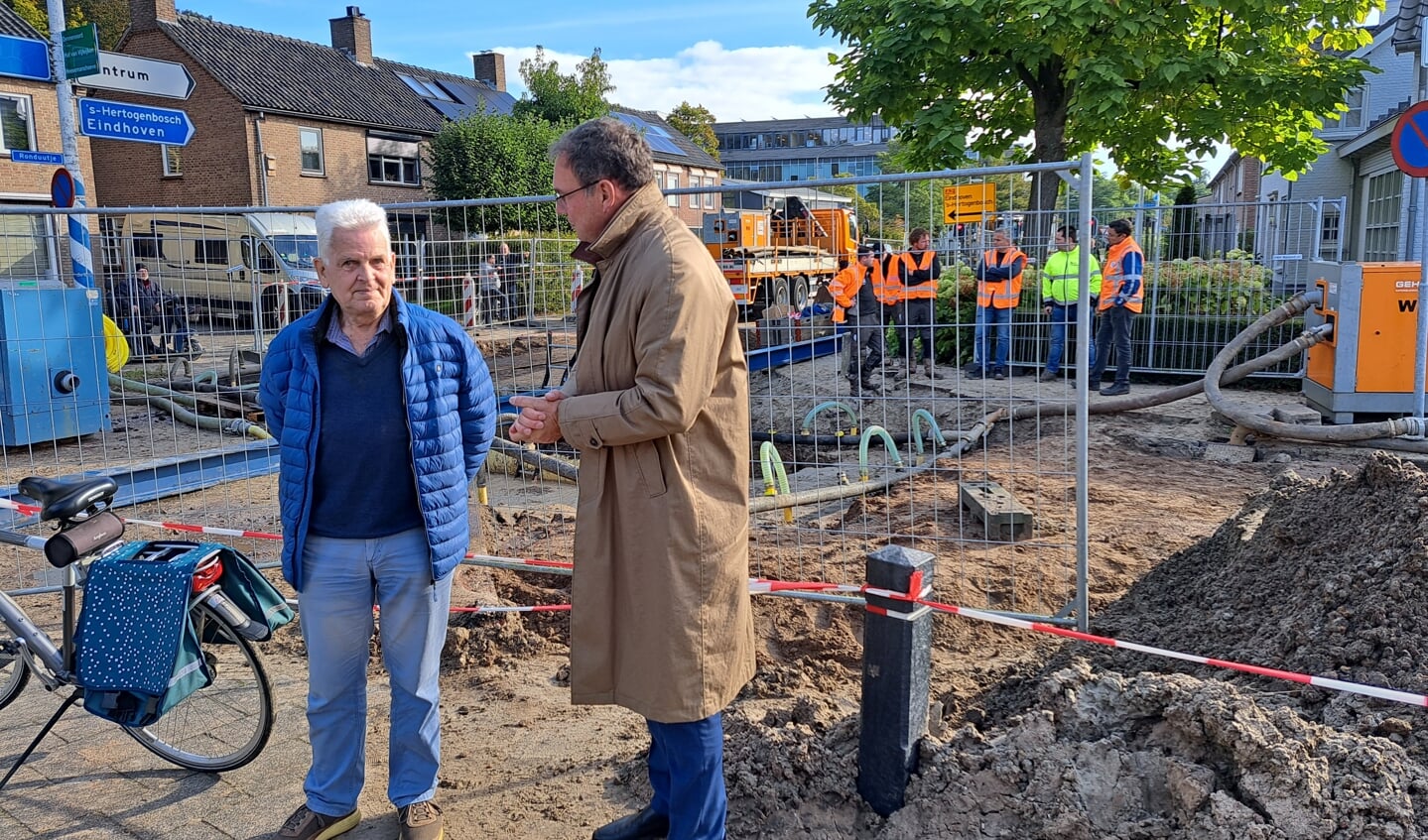 Burgemeester Ronald van Meygaarden bezocht de plek des onheils maandagochtend en sprak met bewoners.