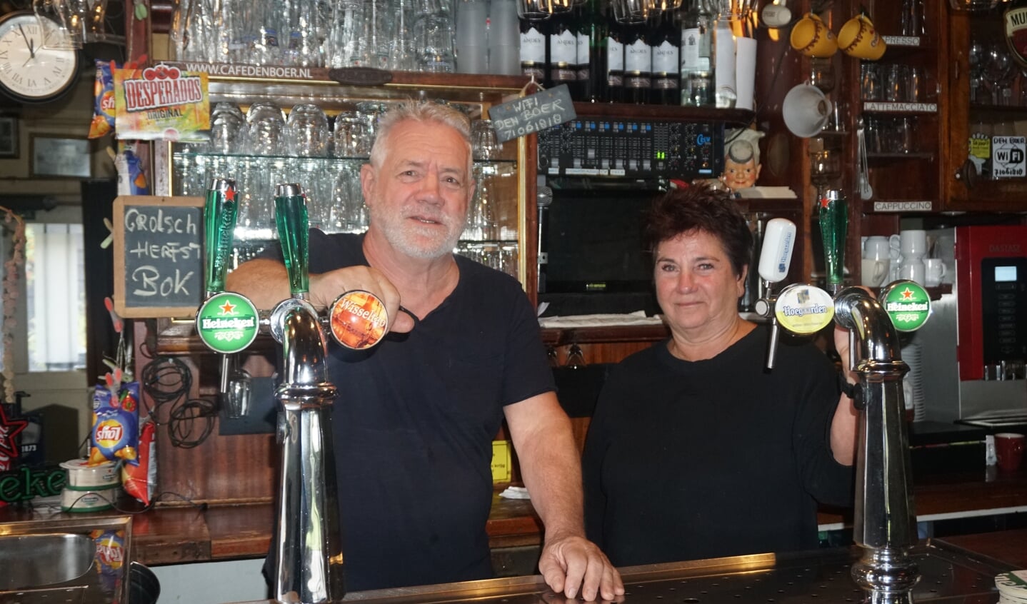 Harrie en Jolanda van Erp, achter de toog van hun café.