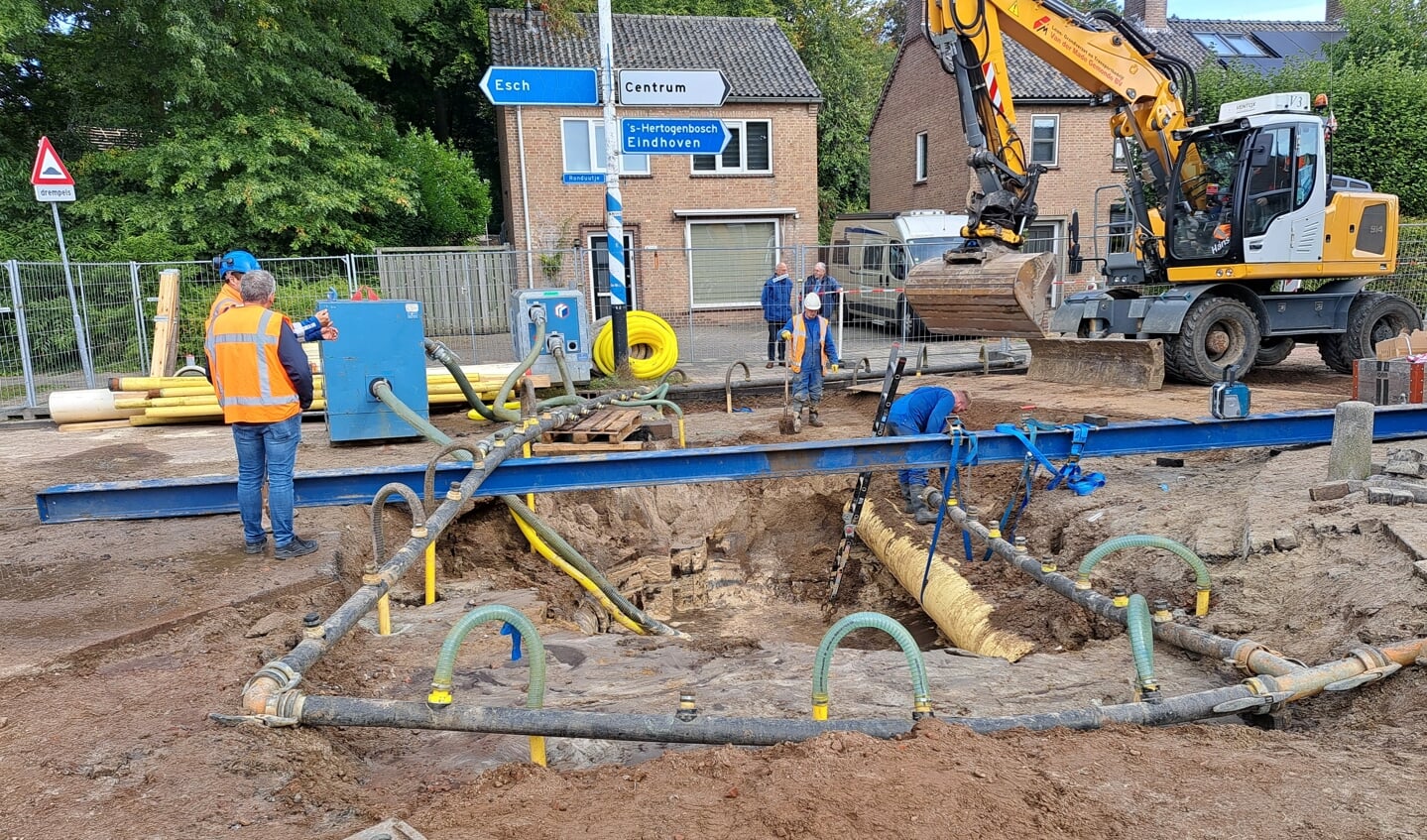 Met man en macht werd de afgelopen dagen gewerkt om het lek in de persleiding te herstellen.