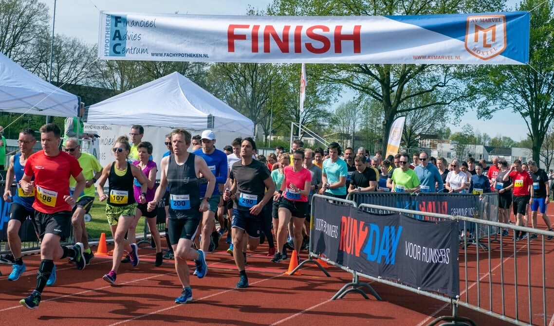 <p>De start van de Paasloop, met latere winnaar Tommie van Alphen (midden met blauw shirt en witte pet). (Foto: Josine Claasen)</p>
