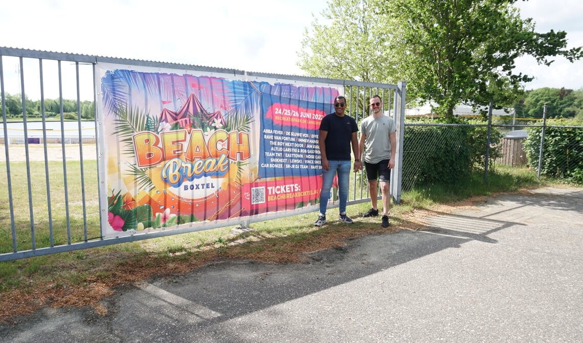 Organisatoren Quinten Ghazi (l.) en Rob Meulendijks voor de net geplaatste festivalbanner, gemaakt door het Boxtelse Studio ROB. (Foto: Sander van Kasteren)