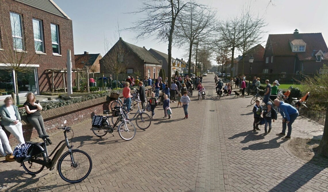 <p>De Dorpsstraat is vaak erg druk wanneer ouders hun kinderen van en naar De Oversteek brengen.</p>