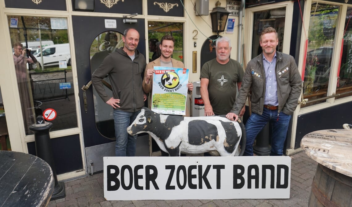 De organisatie van Boer Zoekt Band, met van links naar rechts Jeroen van Lier, Pim Lavaleije, Harry van Erp en Guido van Eijk maakt zich op voor de 13e editie van het tweedaagse muziekfeest. (Foto: Sander van Kasteren)