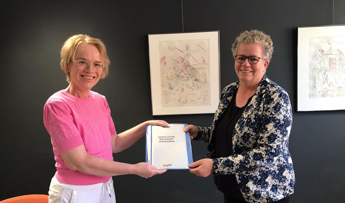BALANS-fractielid Rianne van Esch (l.) overhandigt de resultaten van het meldpunt jeugdzorg aan wethouder Désiré van Laarhoven. (Foto: BALANS)