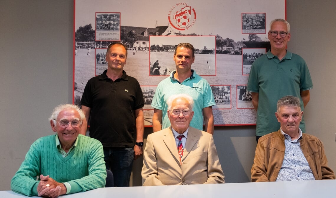 Staand van links naar rechts: Ton van Grinsven, Franco van der Eerden en Richard Legius. Zittend van links naar rechts: Albert Habraken, Jas Leijten en Harrie van Heesch. (Foto&#39;s: Josine Claasen)