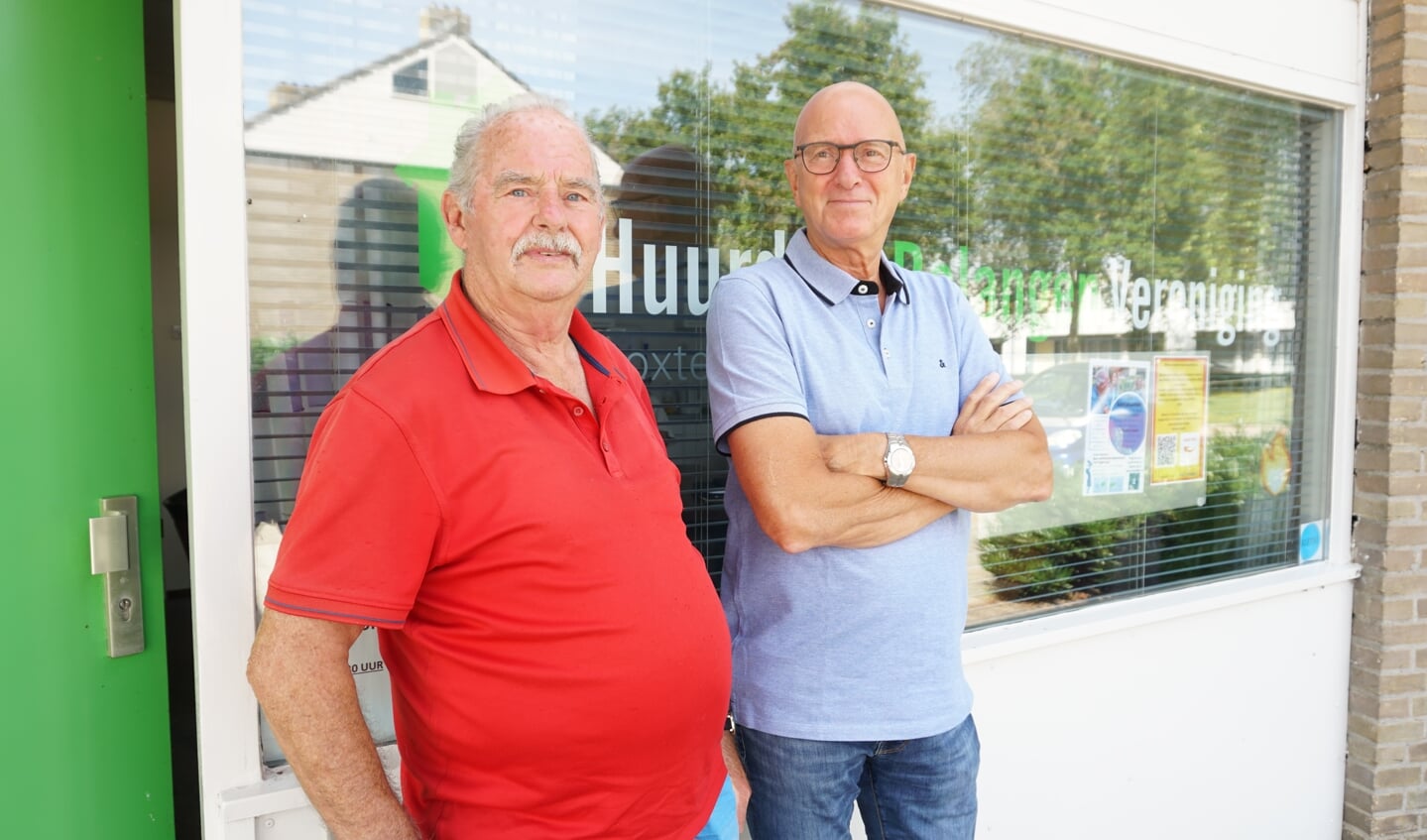 Ad Boleij (l.) en Daan Craane, voor het kantoor van Huurders van JOOST in de Van der Aastraat. (Foto: Sander van Kasteren)