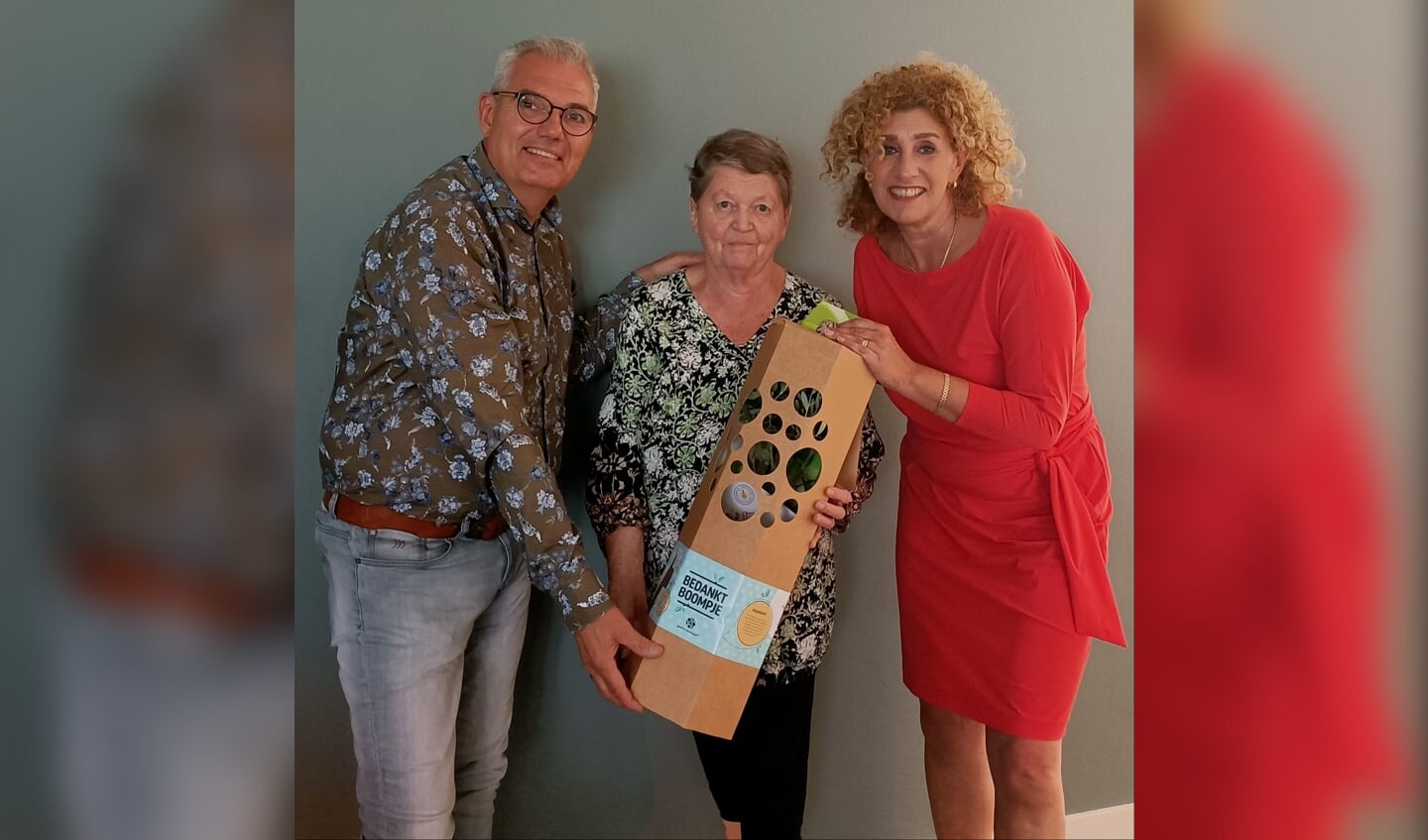 Thera van Hommel (m.) werd maandag verrast door collecte coördinator voor Boxtel, Ruud van Casteren en Pauline Ritmeester van Nierstichting Nederland. (Nierstichting Boxtel)
