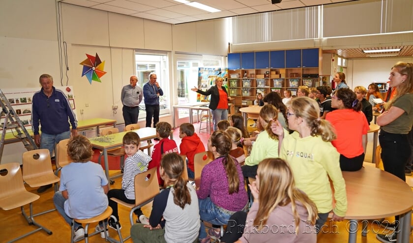 Museum Boxtel (MUBO) en Heemkundekring de Kleine Meierij bieden canonbord aan Essche basisschool Sint Willibrordus aan.