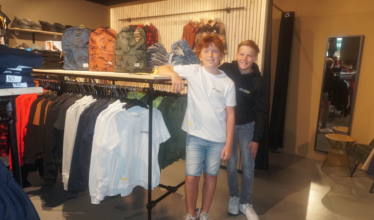 Lucas (l.) en Nik verkopen hun eigen kledinglijn bij Junior Kids.