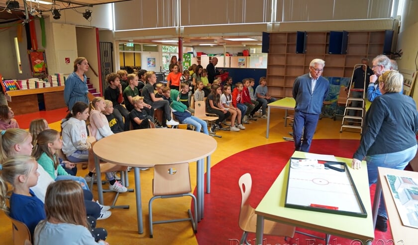 Museum Boxtel (MUBO) en Heemkundekring de Kleine Meierij bieden canonbord aan Essche basisschool Sint Willibrordus aan.