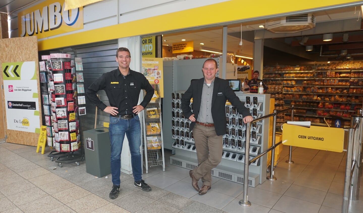 Manager Oskar Martens (r.) en teamleider Gertjan Reijnders voor de verouderde winkel. (Foto's: Sander van Kasteren)