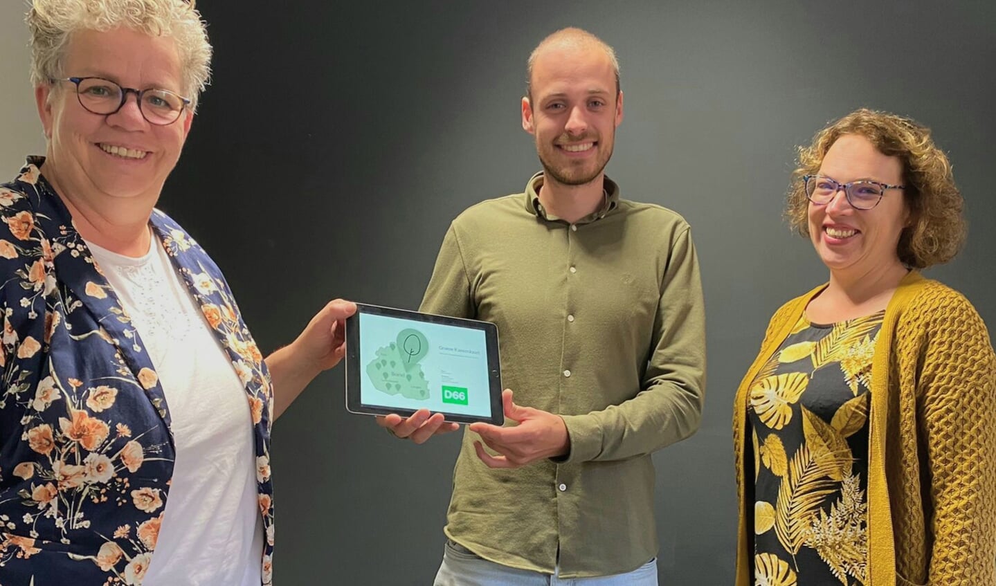 D66-fractieleider Mariëlle Wijffelaars (r.) en bestuurslid Wiebe de Leijer bieden wethouder Désiré van Laarhoven de Groene Kansen Kaart aan.