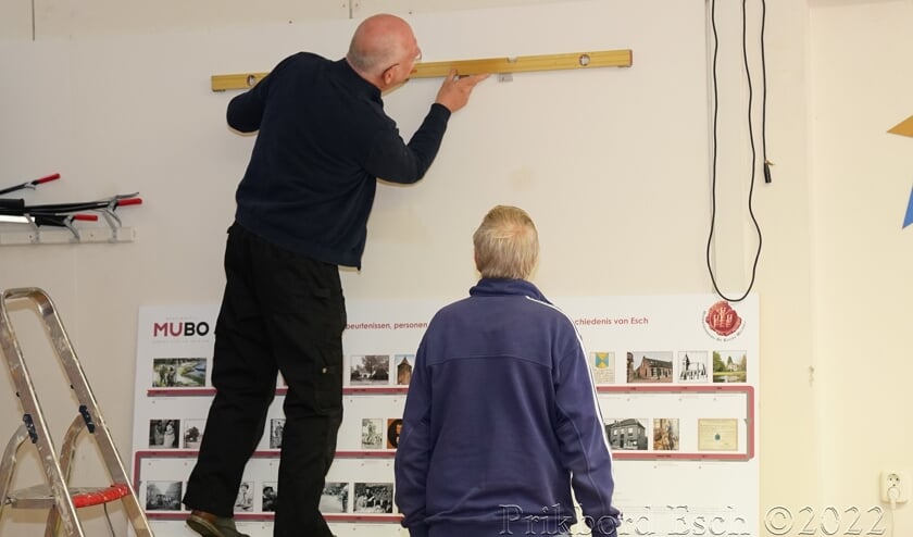 Museum Boxtel (MUBO) en Heemkundekring de Kleine Meierij bieden canonbord aan Essche basisschool Sint Willibrordus aan.