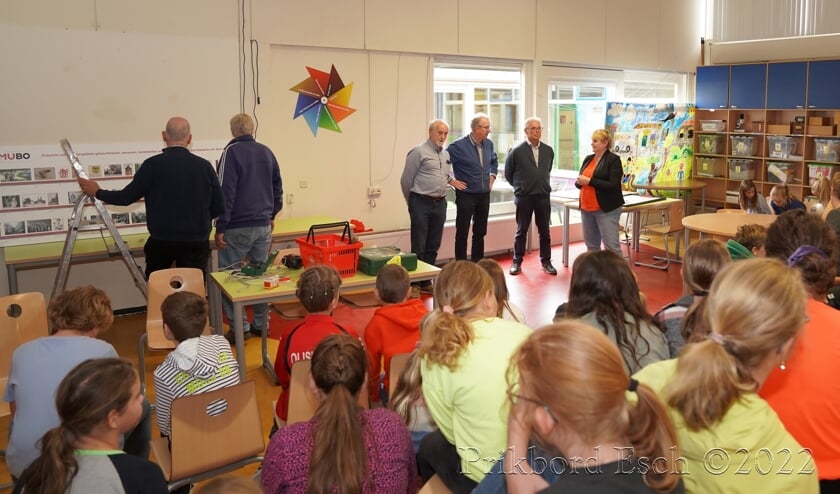 Museum Boxtel (MUBO) en Heemkundekring de Kleine Meierij bieden canonbord aan Essche basisschool Sint Willibrordus aan.