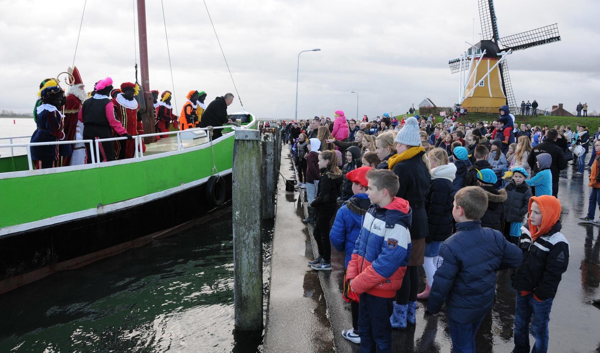 Sinterklaas komt met de boot aan in de haven van Sint Philipsland.