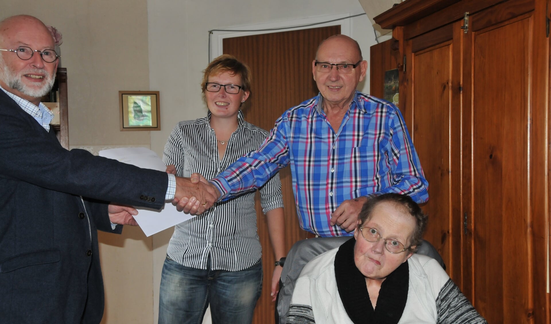 Wil Steenpoorte wordt thuis verzorgd door haar man Adrie en dochter Martine. Wethouder Jan Harmsen bood hen allebei een attentie aan op de Dag van de Mantelzorg.