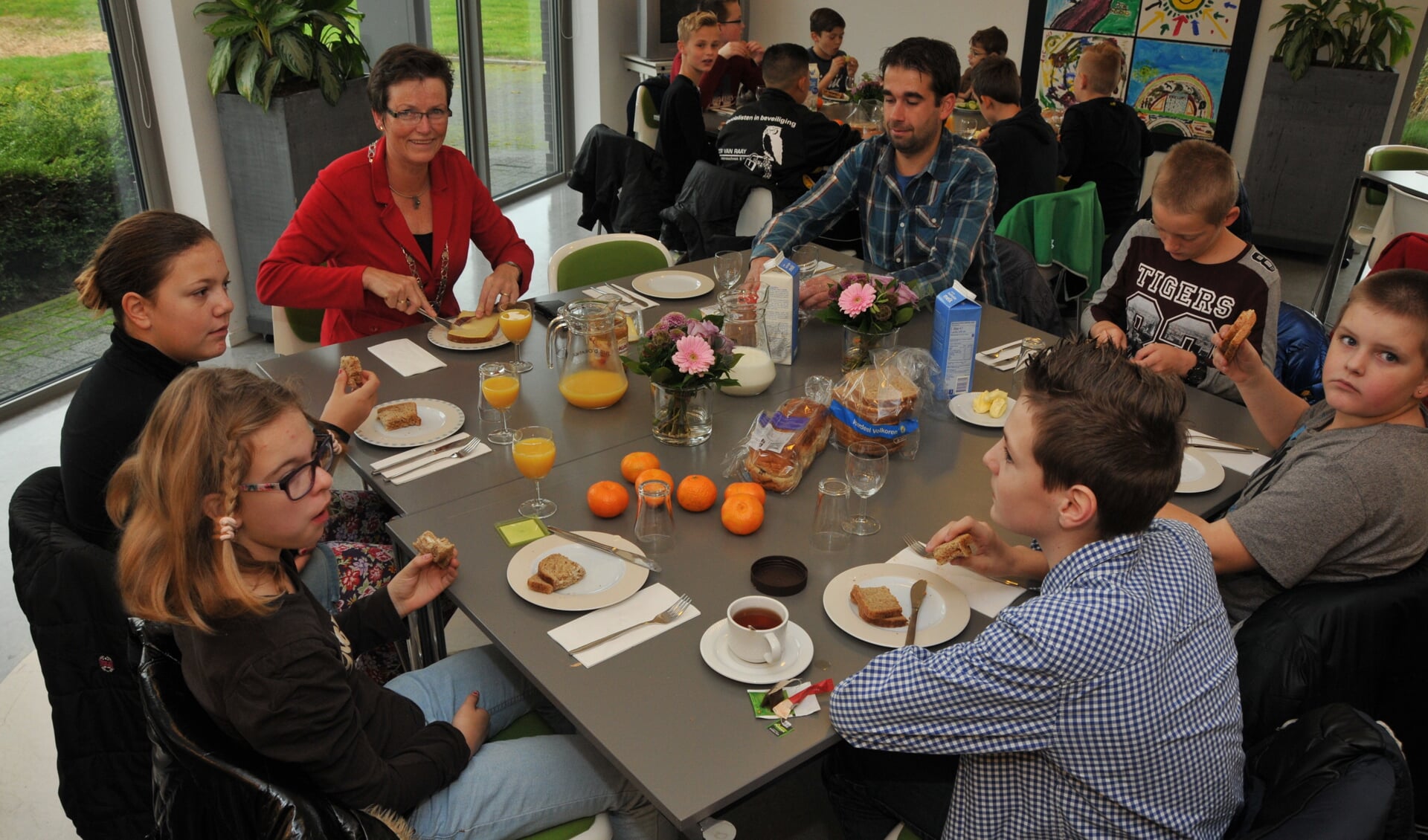Zestien leerlingen van basisschool De Veste uit Tholen hebben woensdagochtend met de burgemeester ontbeten in de kantine van het gemeentehuis. 