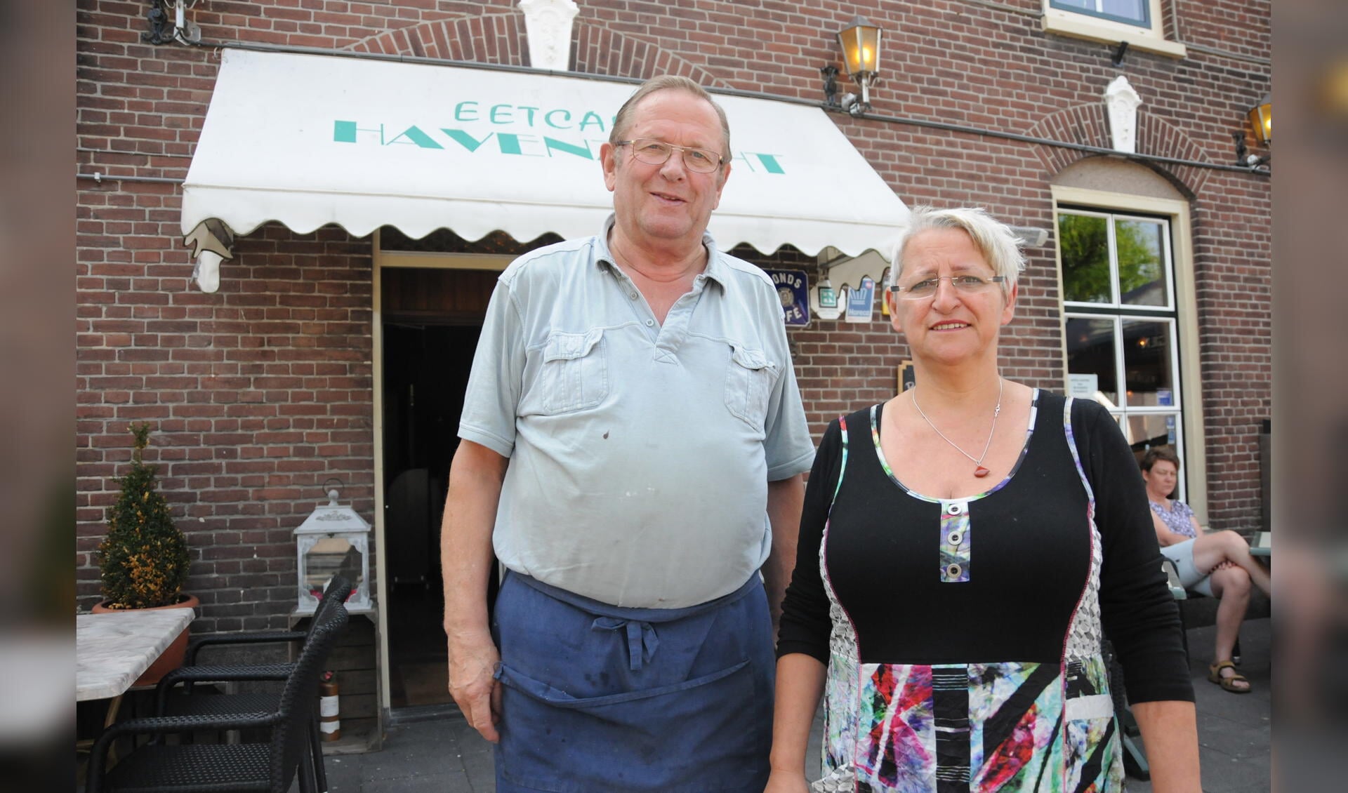 Bas de Man met zijn vrouw Jannie, voor velen de vader en moeder van café-restaurant Havenzicht in Sint-Annaland.