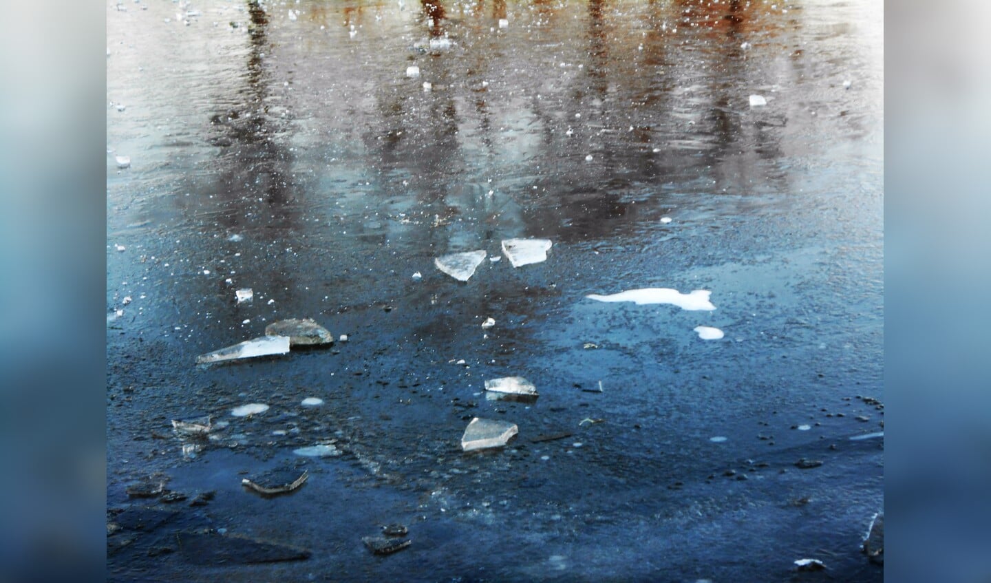 Losse brokken ijs zijn op de ijsbaan gegooid. 