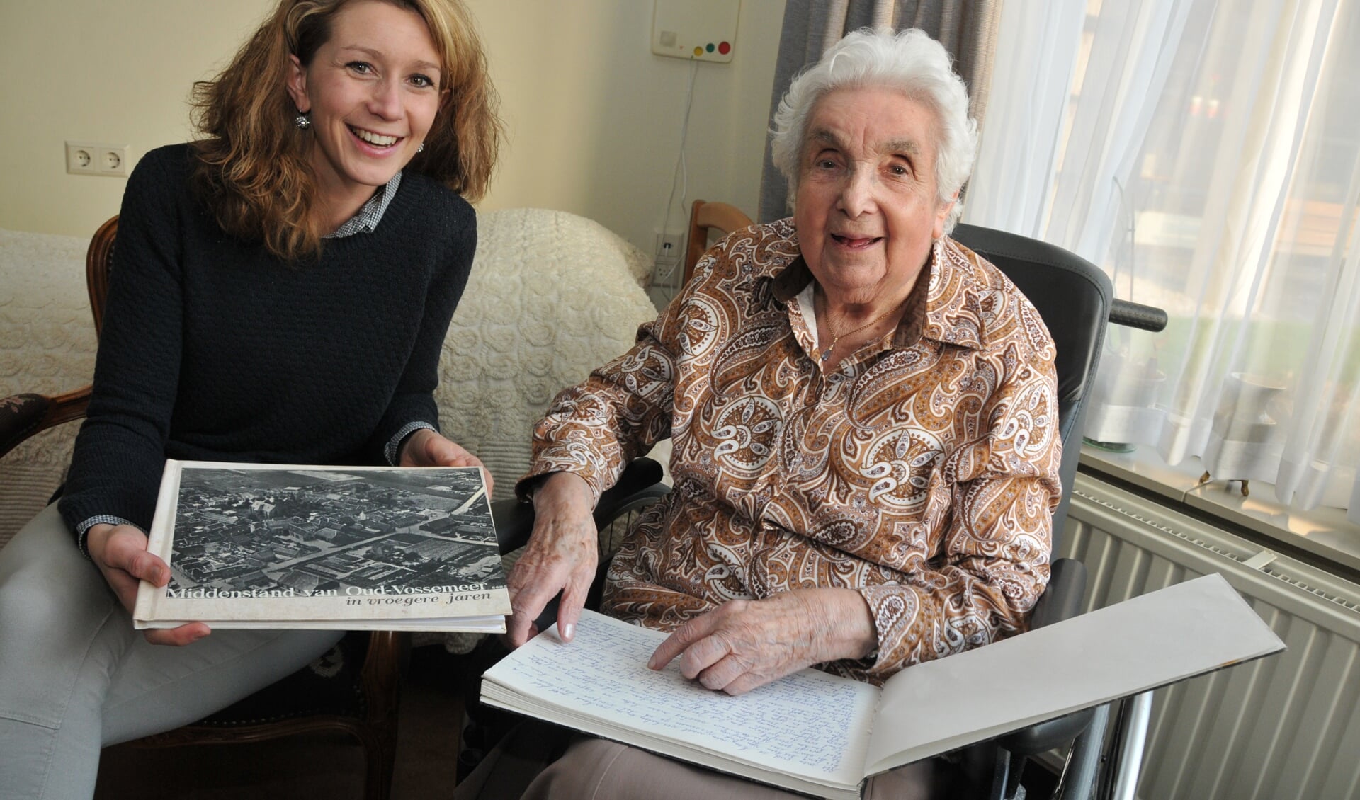 Jantine Pollie (links) brengt leven van mevrouw Rijstenbil in beeld met boek over Oud-Vossemeer.