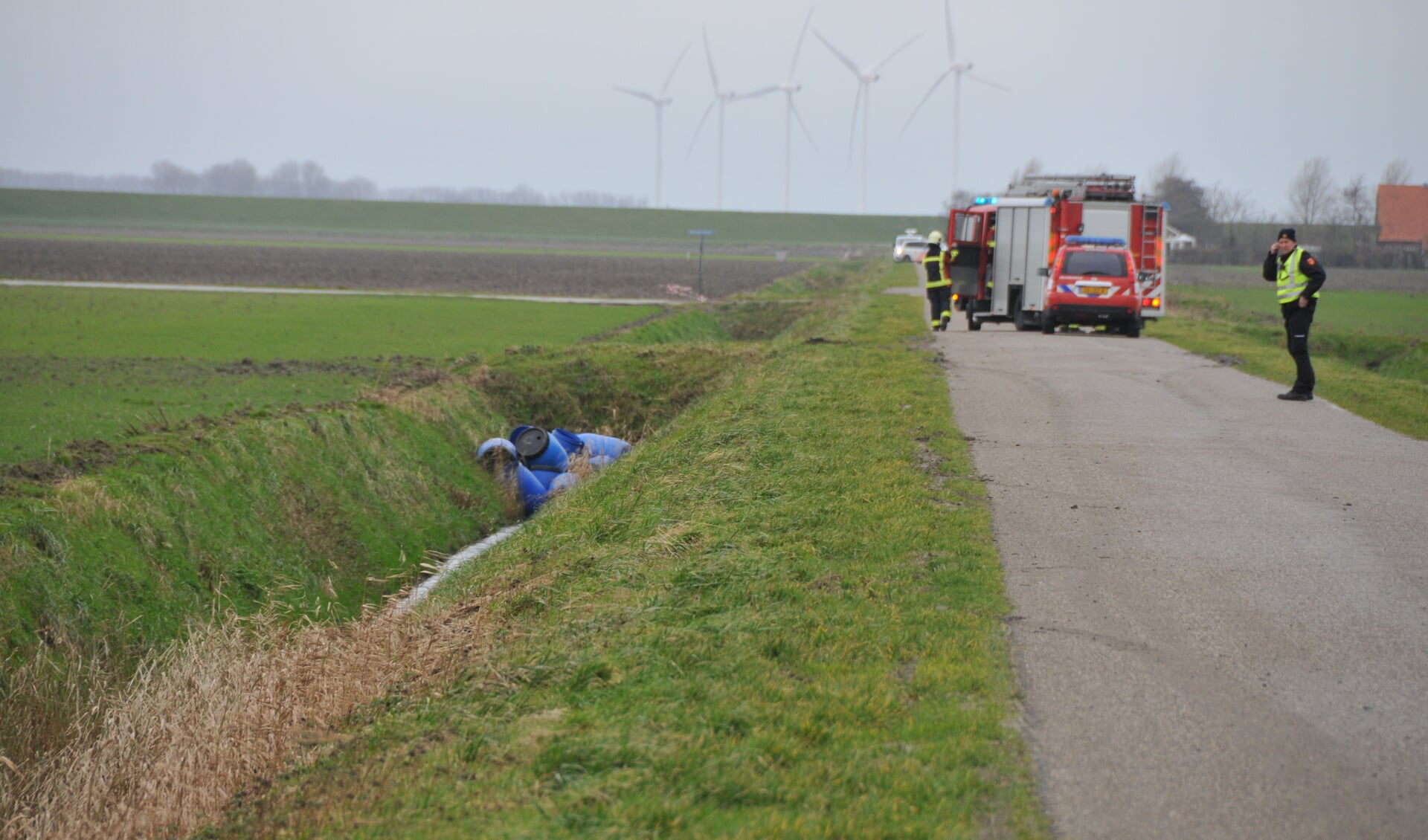 Aan de Oudeweg, in de polder bij Sint Philipsland, zijn blauwe vaten gevonden. De brandweer doet onderzoek naar de inhoud. 