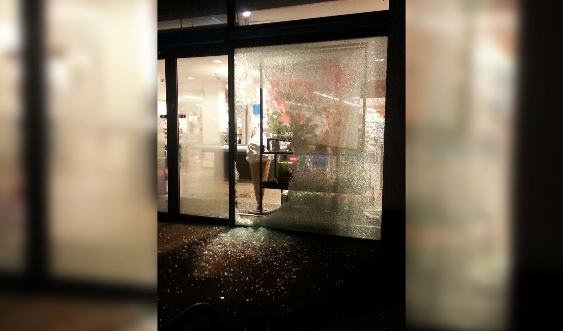 Het raam aan de voorzijde van de supermarkt aan het Terreplein werd verbrijzeld.