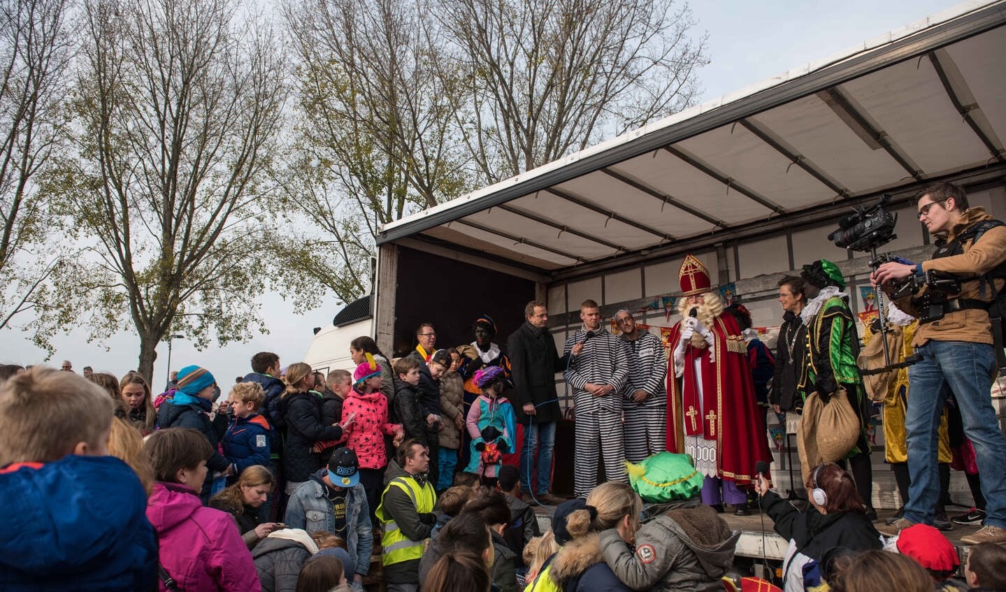 Op het podium naast Sinterklaas de boeven die vanuit Spanje zijn meegekomen.