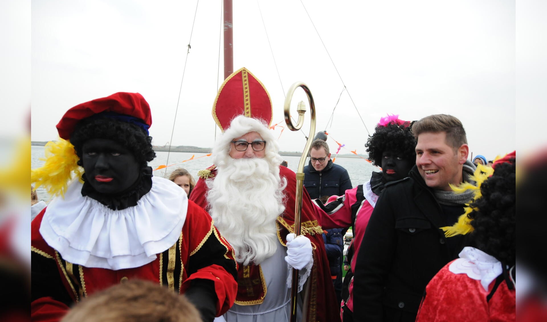 Sinterklaas en zwarte piet komen aan in Sint Philipsland