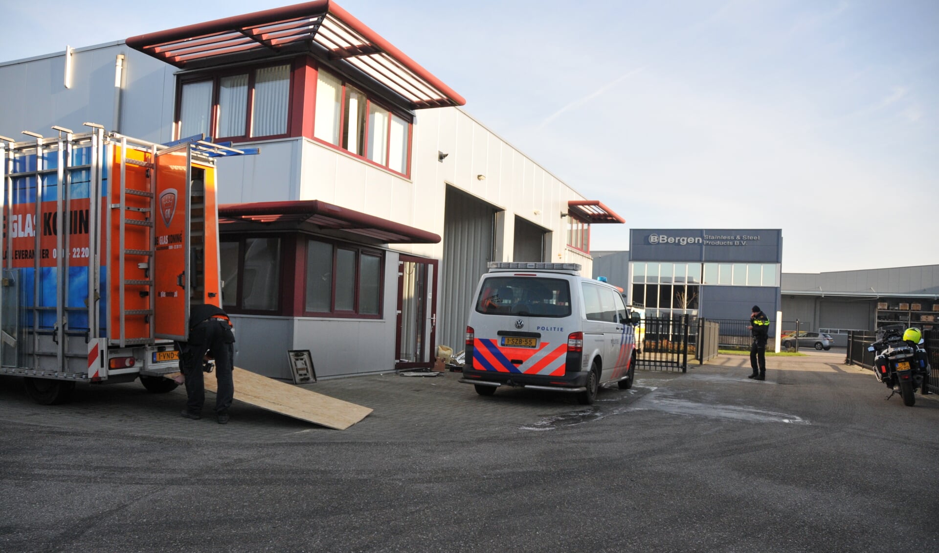 De politie doet onderzoek nadat de brand is geblust aan de Energieweg op het bedrijventerrein in Tholen. 