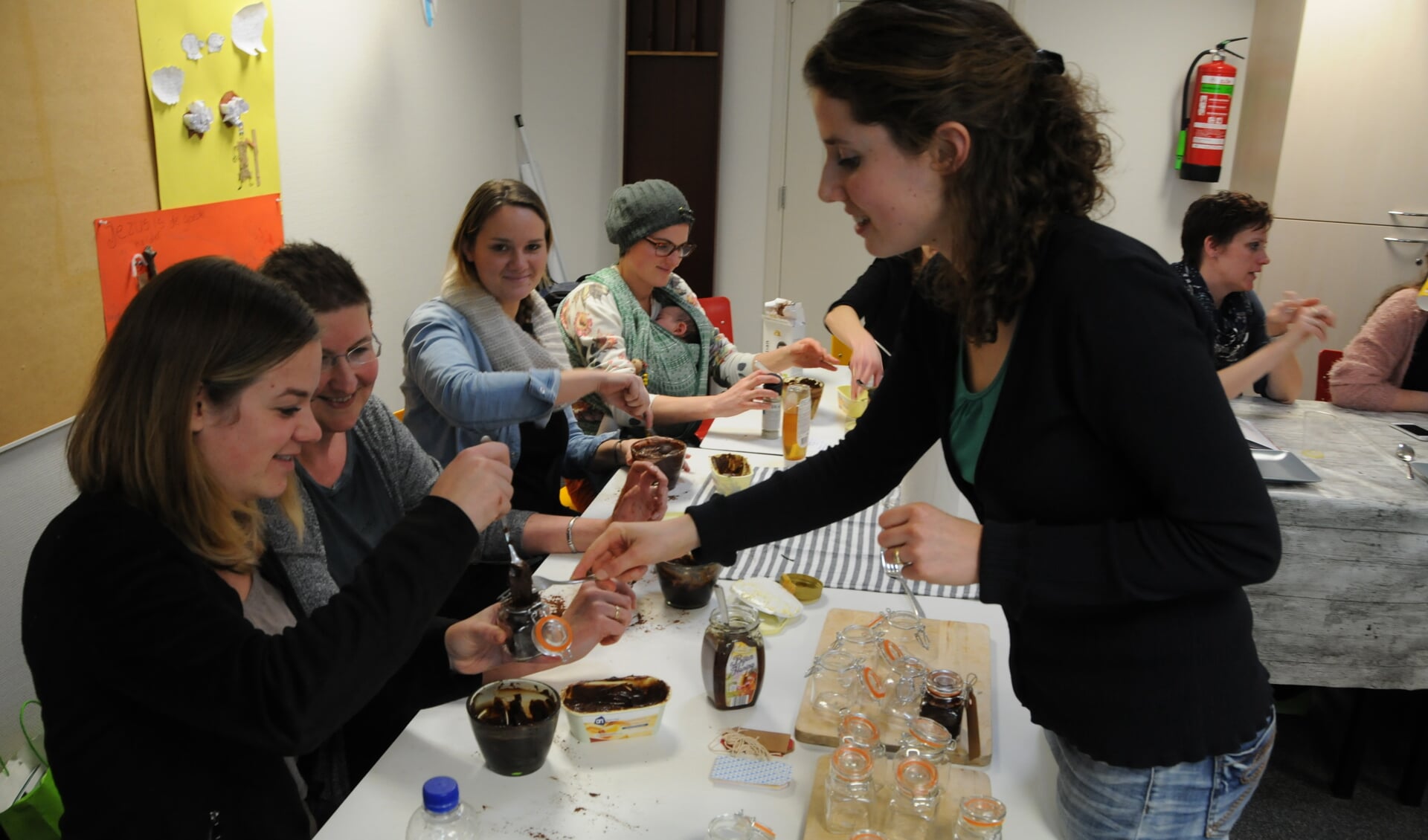 Op de Vrouwendag in Tholen nemen de deelnemers actief deel aan diverse  workshops.