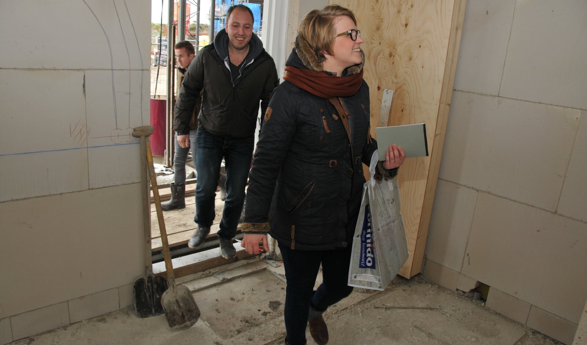 Bewoners van de eengezinswoningen in Suzannaland in Sint-Annaland nemen een kijkje in hun nieuwe woning. 