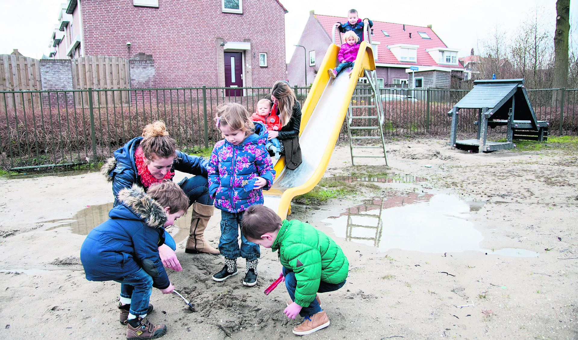 Manuela van Tiggele (links) en Carola Everaers van kinderopvang Vila Vrolijk kunnen lang niet altijd met de kinderen terecht in het speelterrein aan de
Oostsingel omdat er plassen staan.