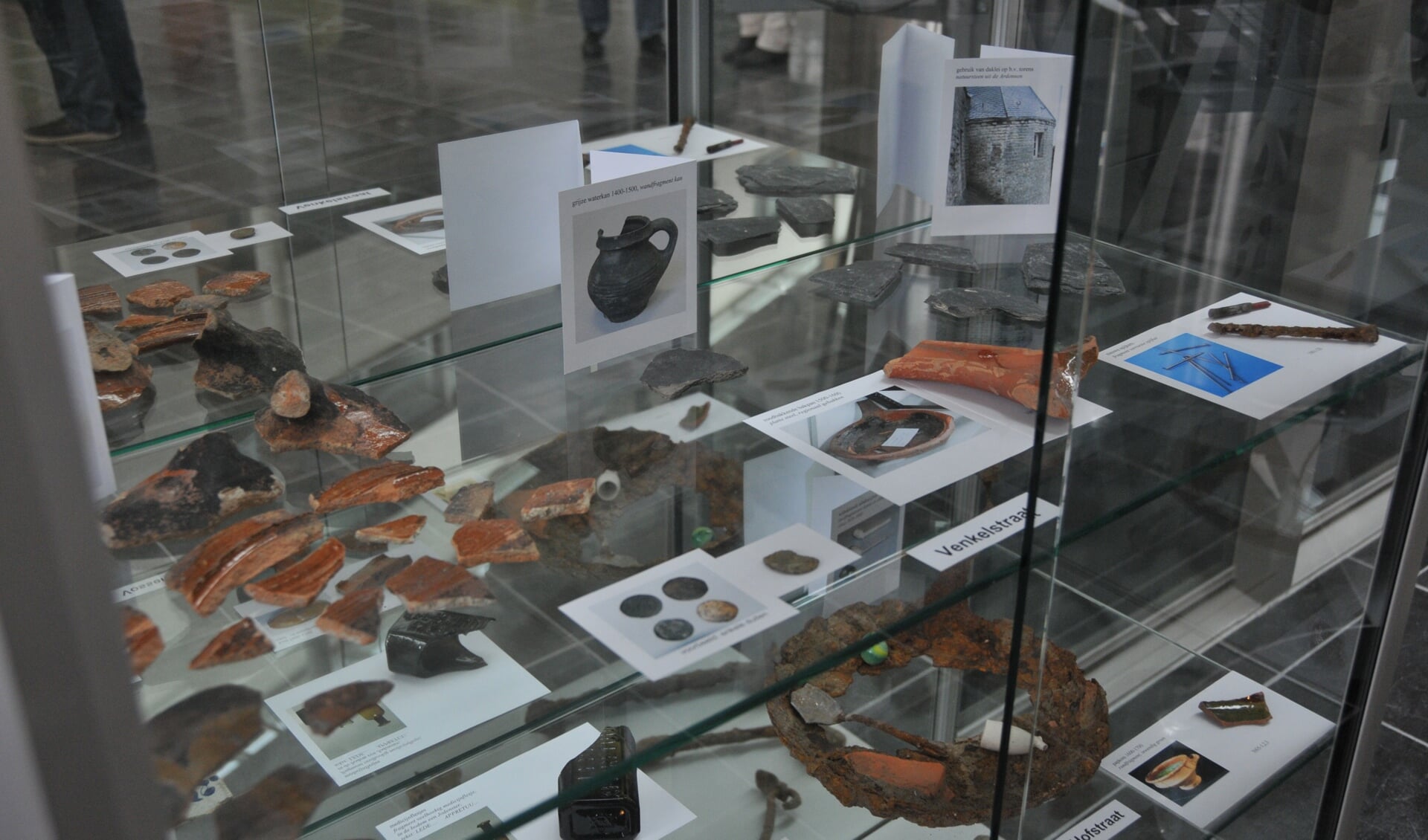 De vondsten worden in enkele vitrines getoond.