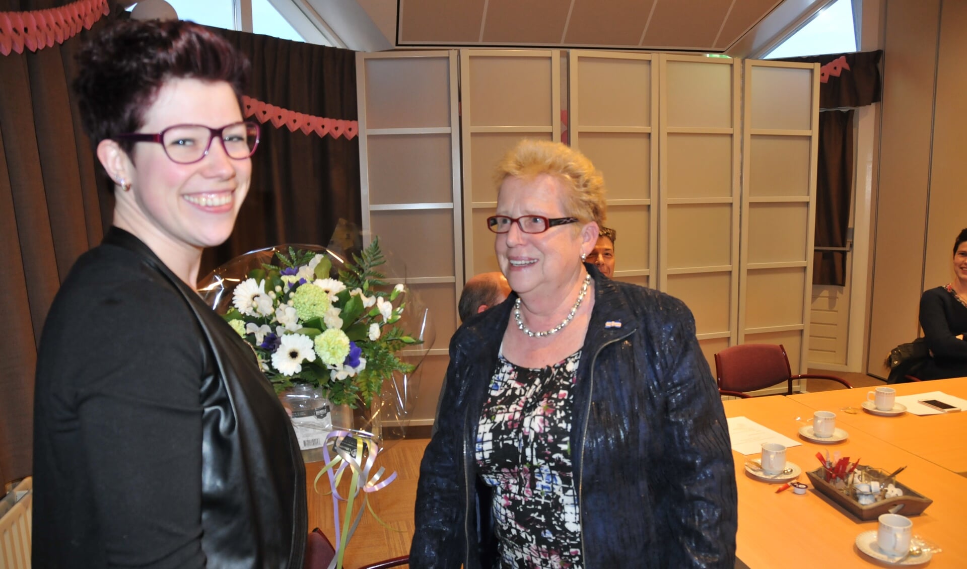 Voorzitter Ermina de Rooij bedankte het vertrekkende bestuurslid Anny Saarloos met bloemen.