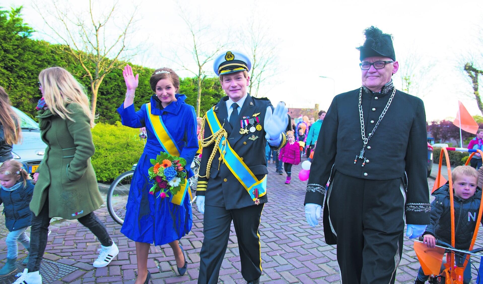 Sint-Annaland speelden Niels van Oudenaarde en Wietske van Harberden voor koning en koningin, geflankeerd door burgemeester Piet van Dijke.