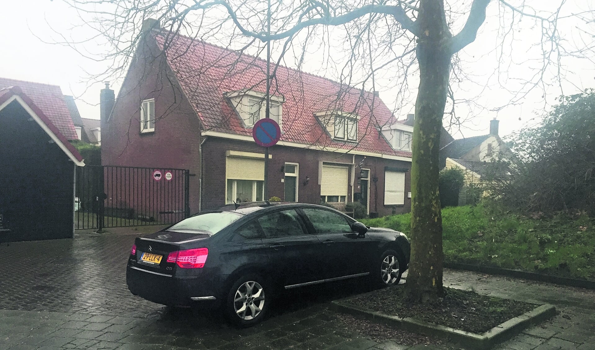 Wel of niet goed parkeren zoals hier in Cromvliet Tholen krijgt nauwelijks aandacht.