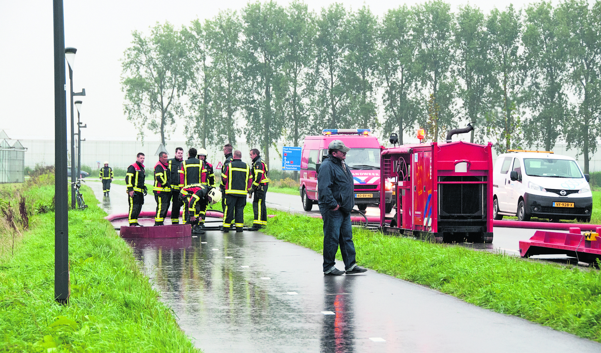 De brandweer valt onder de Veiligheidsregio Zeeland, hier de blusgroep Sint-Annaland in actie tijdens wateroverlast.