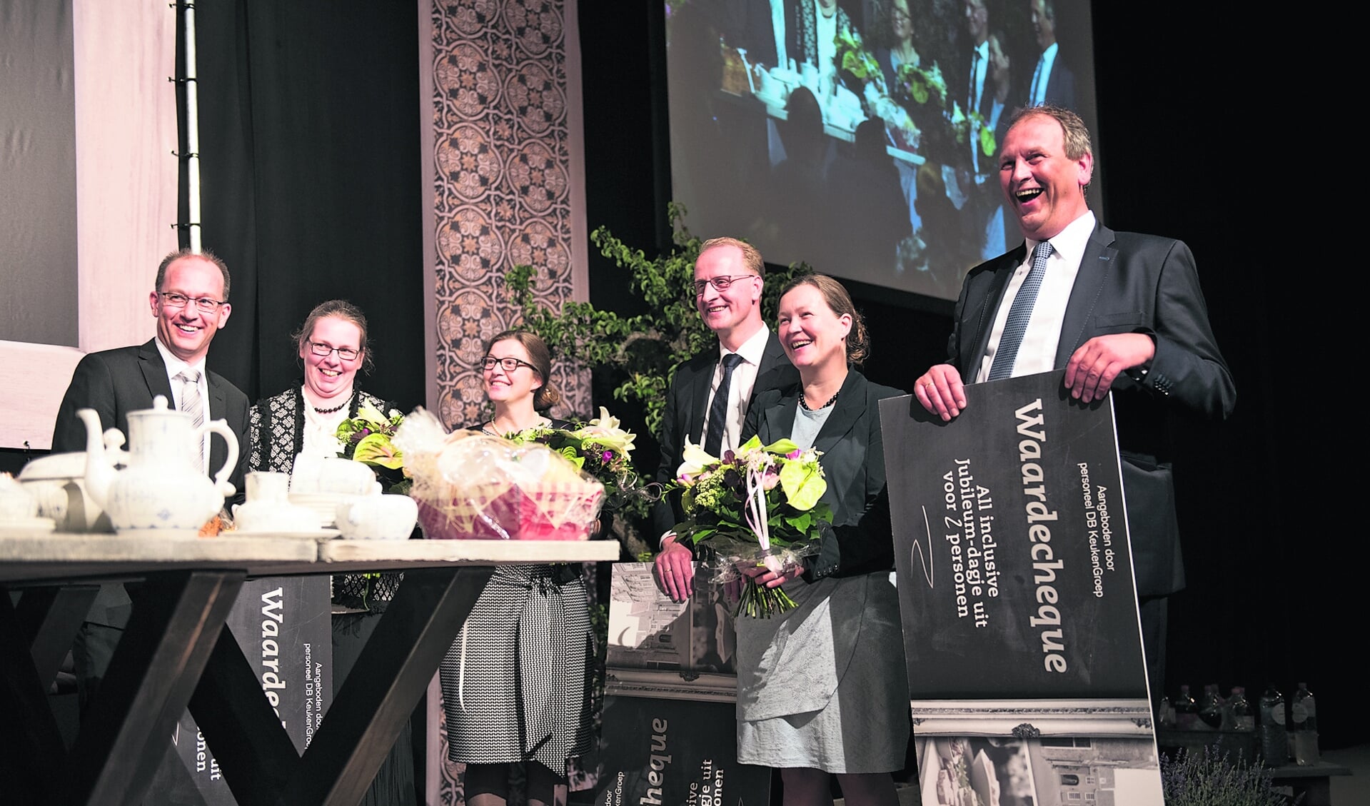De directie van de DB KeukenGroep: Arjan en Dineke van Dijke, v.r.n.l., Aart en Marja de Bruin en Petra en Willem van Lit genieten van de cadeaus van
het personeel