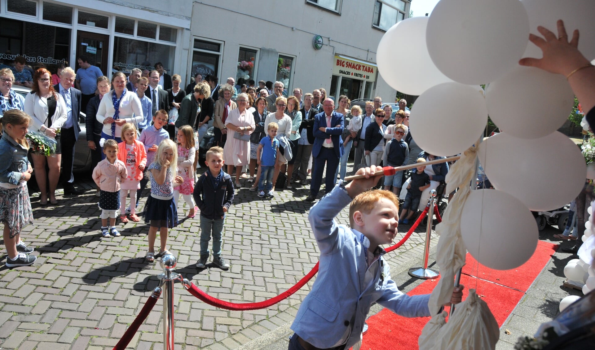 Door het wegprikken van ballonnen is de nieuwe Cadeaushop in de Voorstraat van Sint-Annaland geopend. 