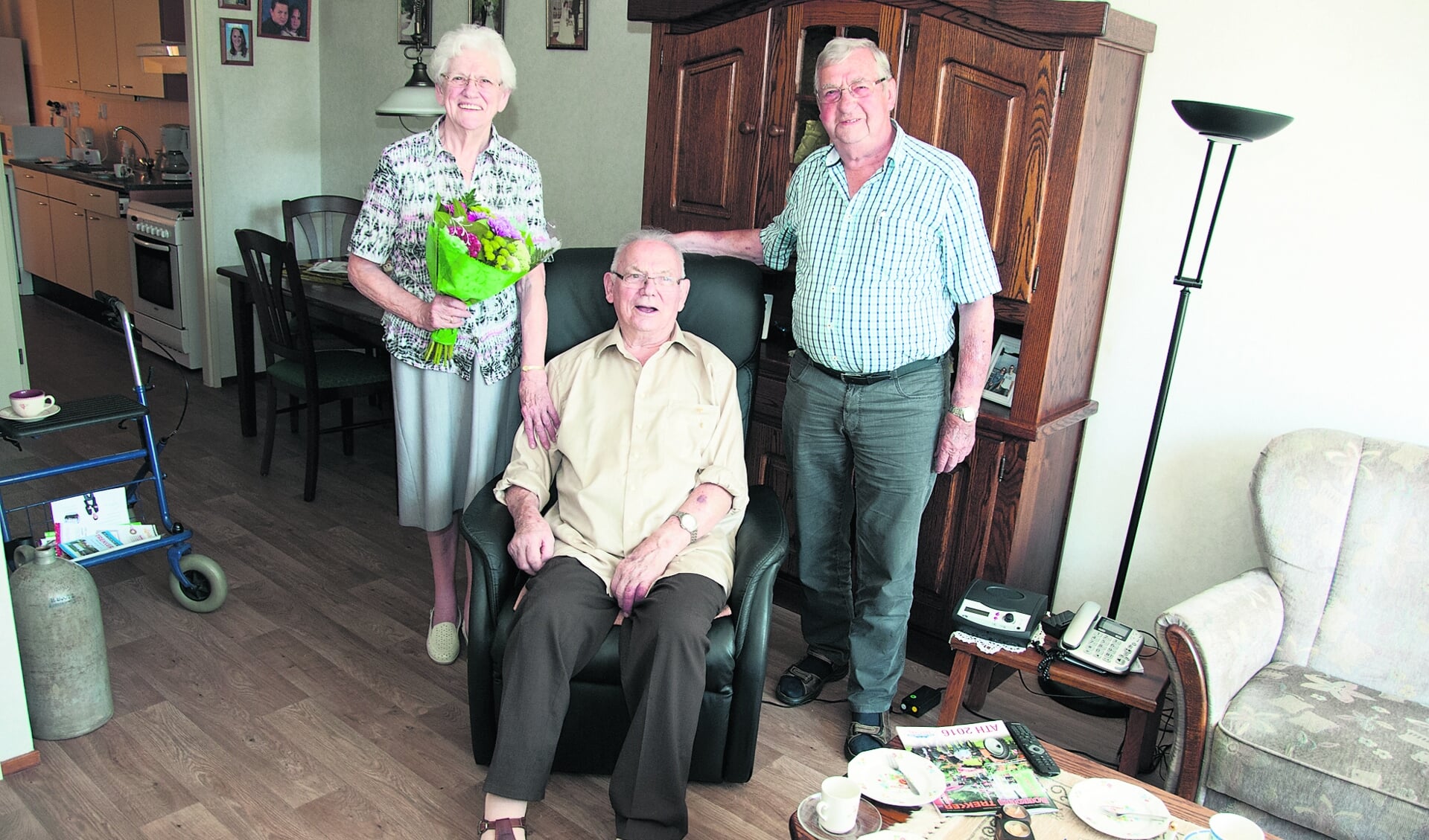 De 89-jarige Sent Mol kreeg dinsdagmiddag uit handen van Jan Ligtendag van de jubilariscommissie van vakbond CNV een speldje voor zijn zeventigjarig lidmaatschap.