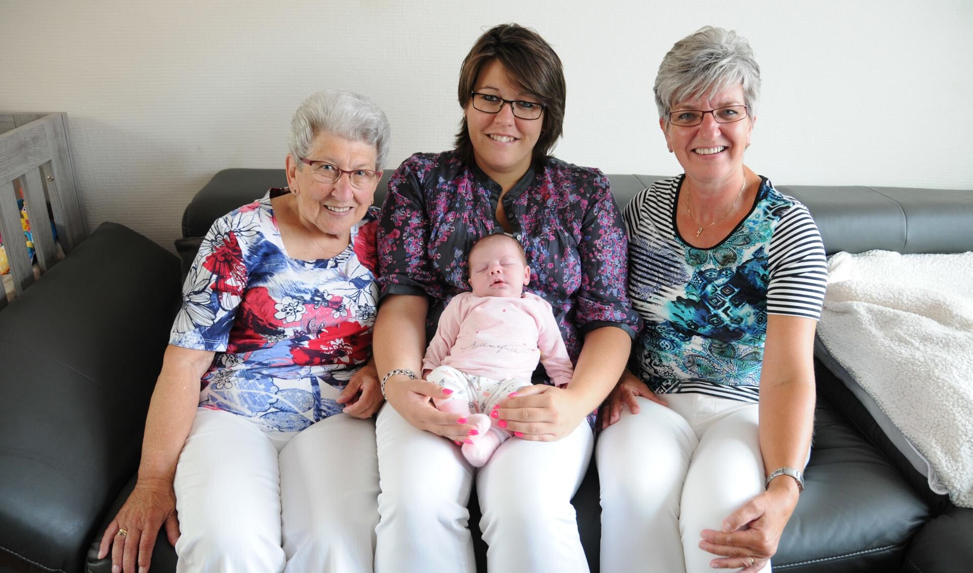 Jo van Ast-Carol, Janet Tak-Moerland met dochter Rosah en Wilma Moerland-Van Ast vormen samen vier generaties.