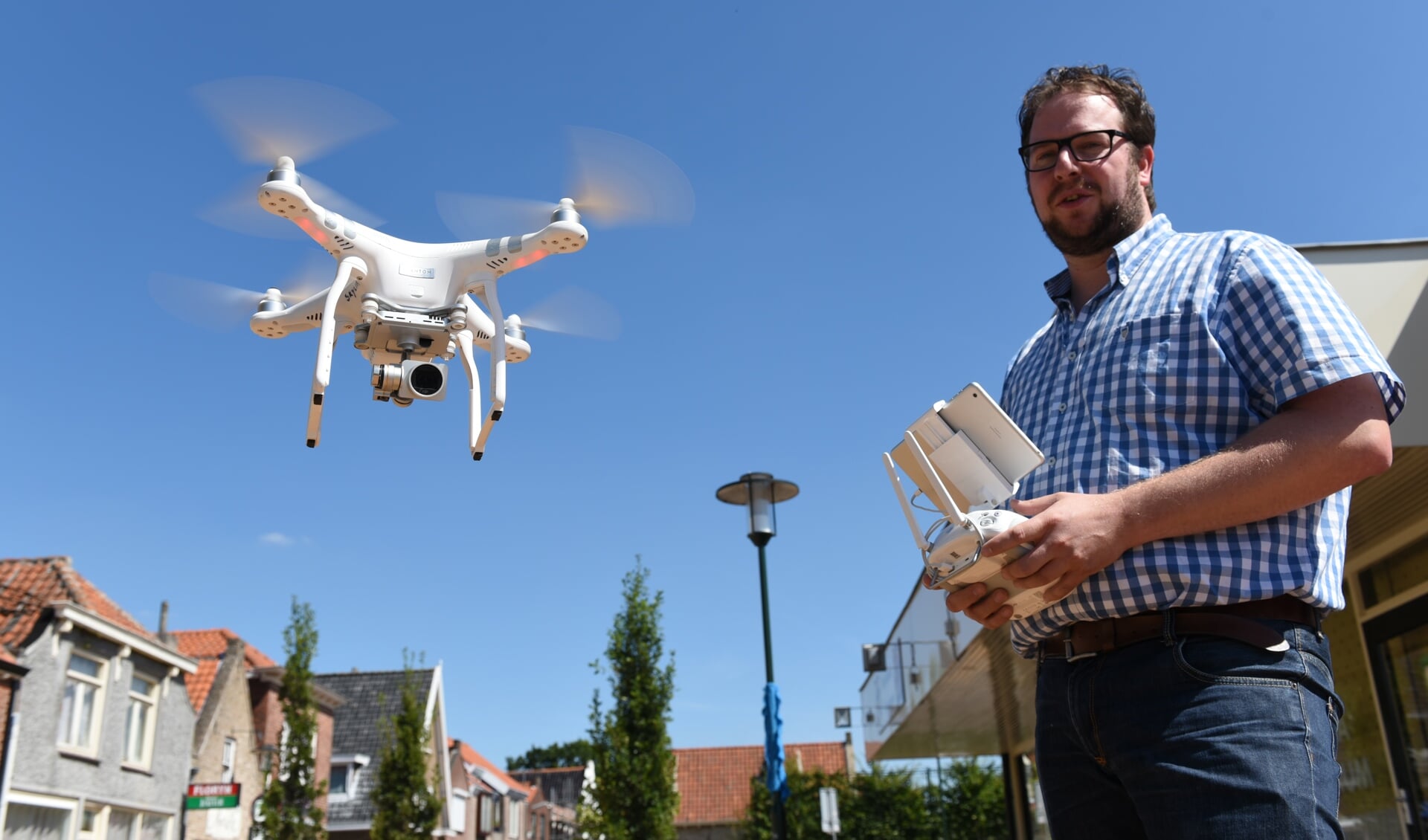Harm van den Dikkenberg demonstreert met zijn drone op de Haven in Sint-Maartensdijk`.