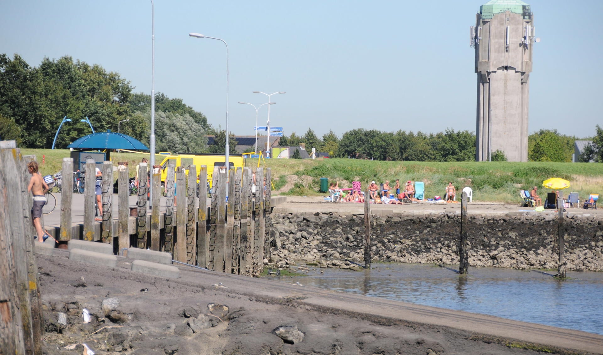 Een 15-jarige jongen uit Sint Philipsland is donderdagavond door een 31-jarige plaatsgenoot in het water geduwd. 