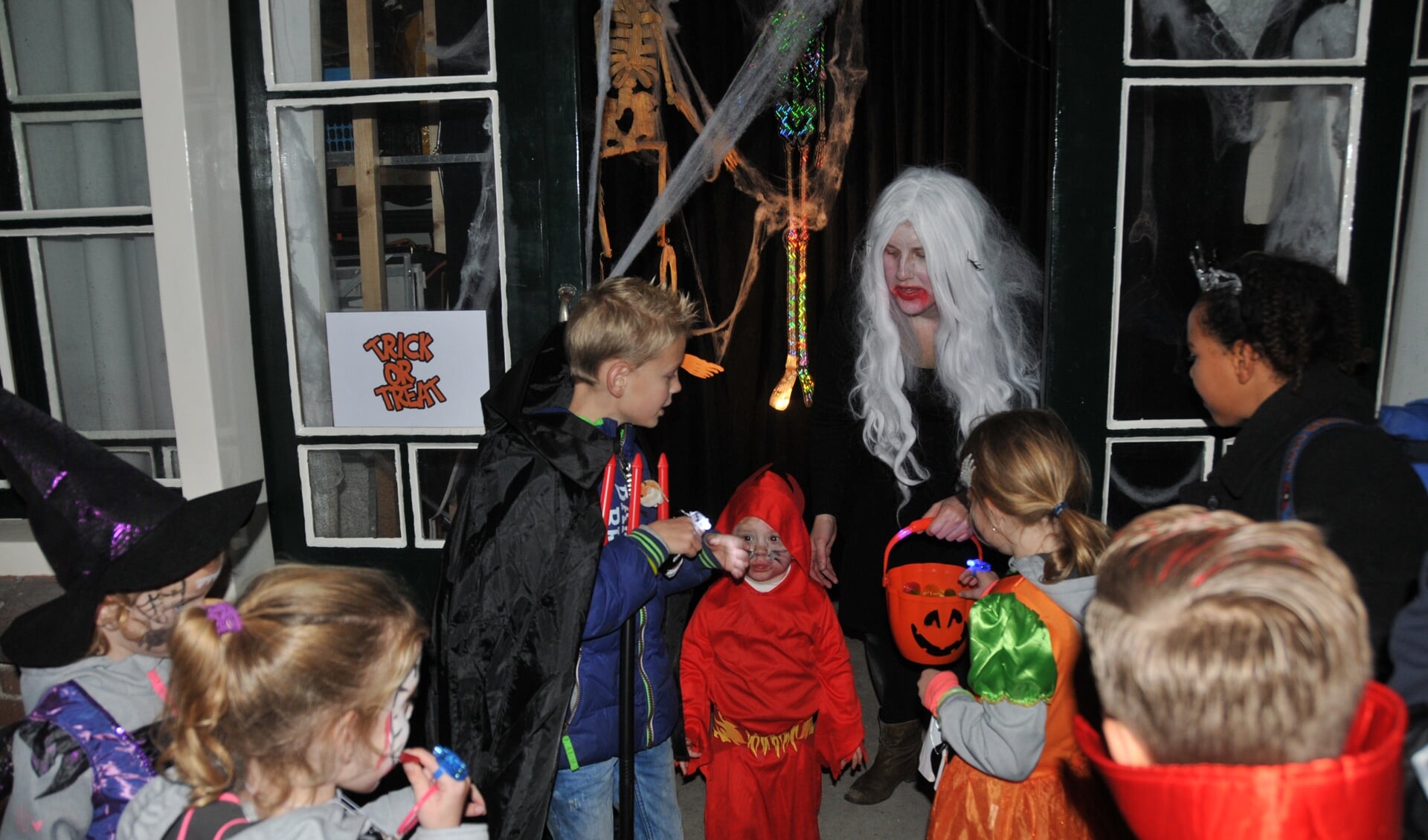 De griezeltocht in Vossemeer trok meer dan honderd kinderen. 