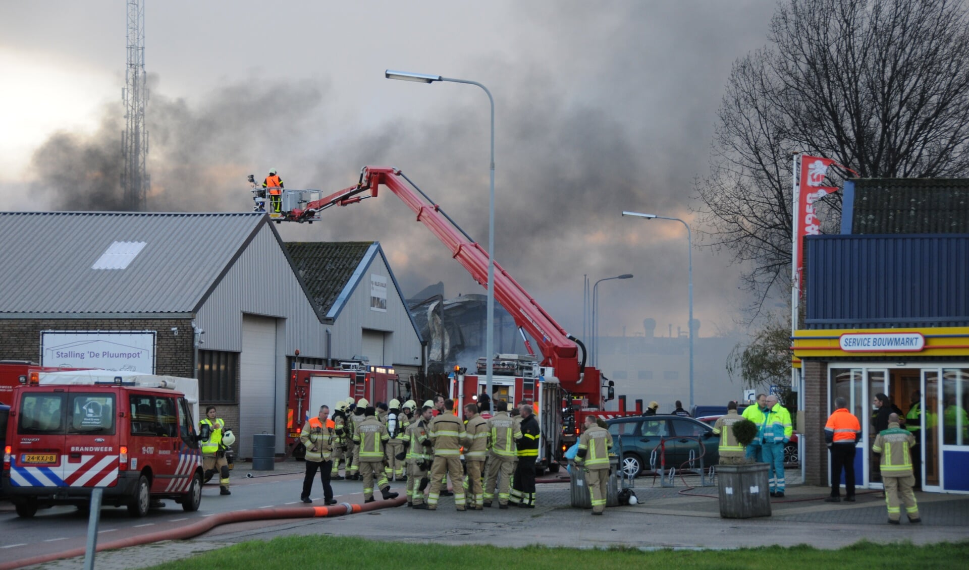 De brandweer is rond half negen nog bezig met nablussen.