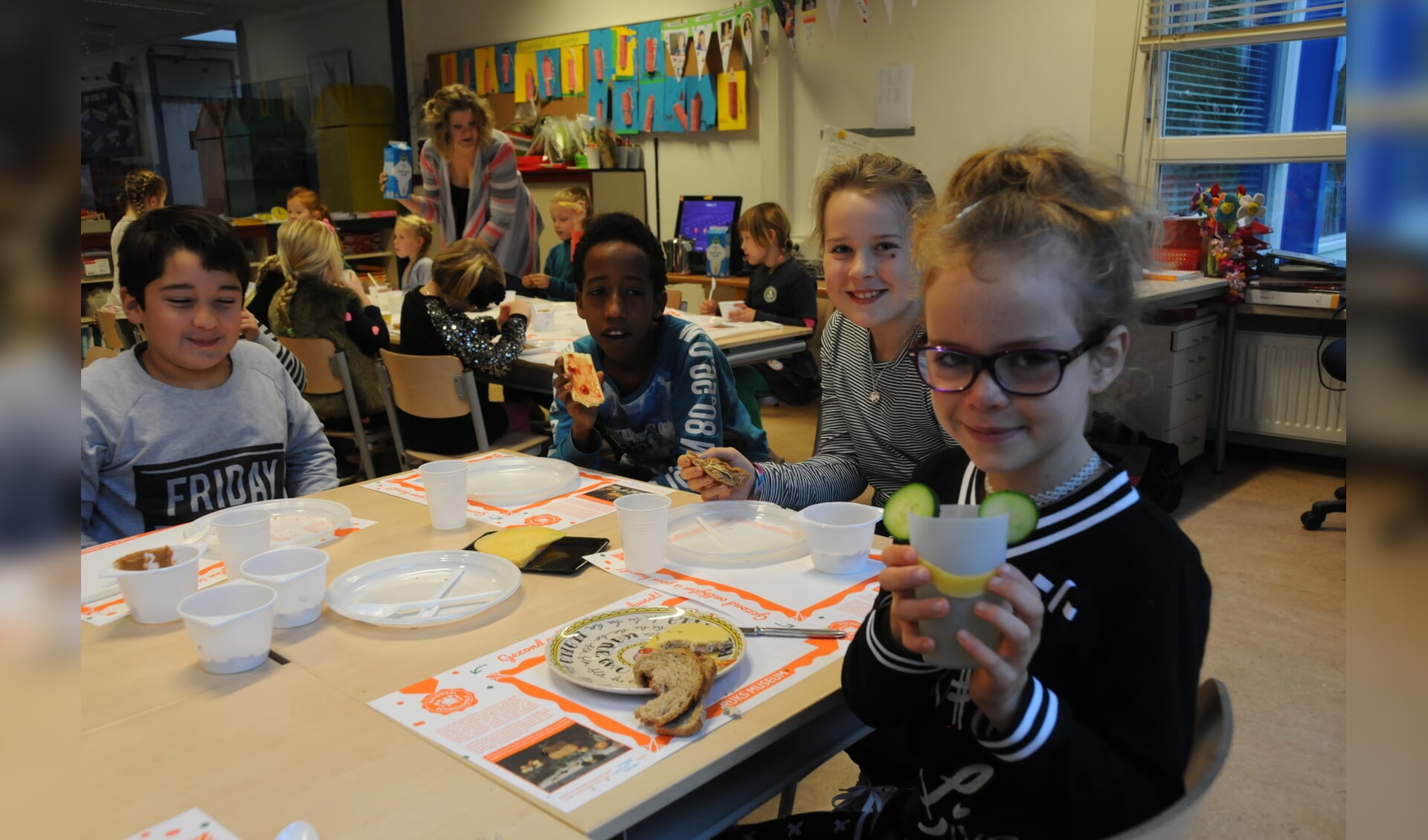 Een leerling van De Schalm versiert haar beker met komkommer en kaas.