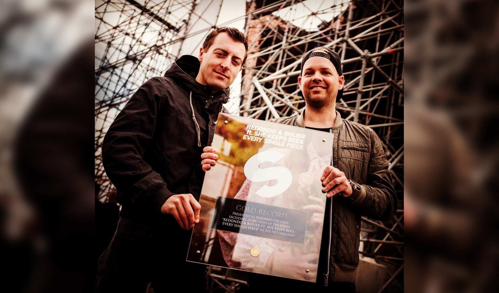 Freek Geuze (rechts) en Johan Vermeulen met hun gouden plaat. Foto: Cornephotography. 