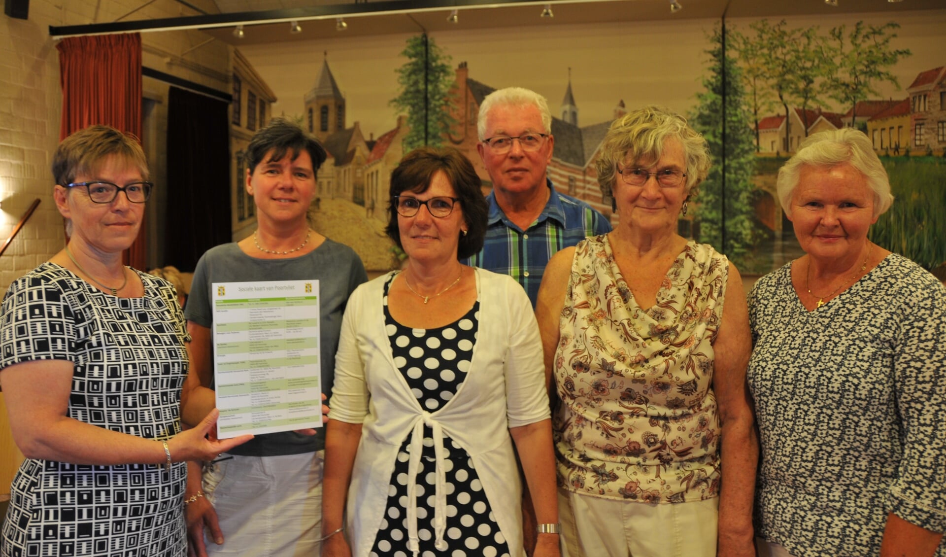 De groep achter het zorgloket in Poortvliet, v.l.n.r. Hannie Schot (met de zorgkaart), Gina de Graaf, Ria de Graaf, Tini Hage, Annie Alkema en Nel van Vliet.