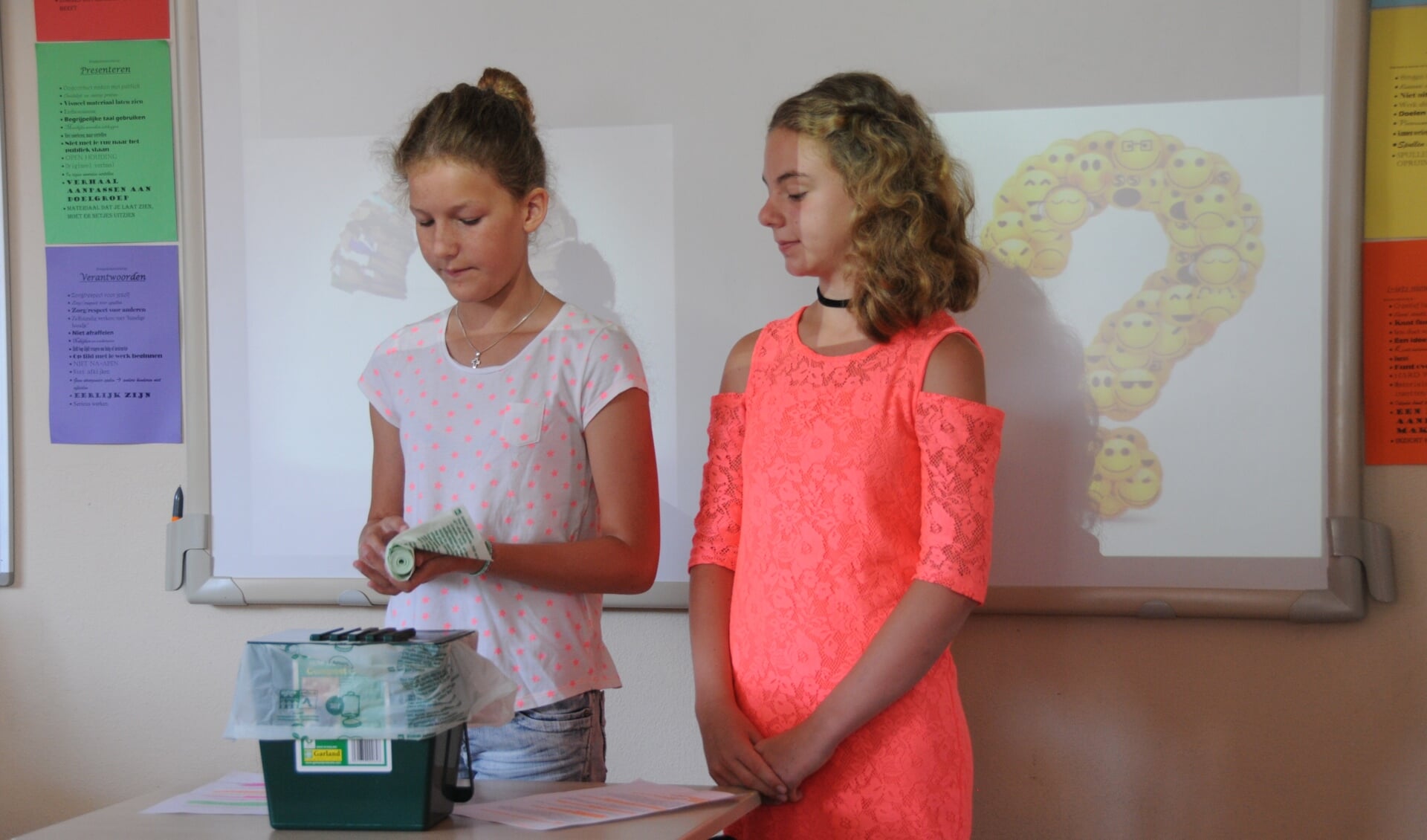 Maud Heijboer en Topagna Tol presenteren hun plan voor afval scheiden op school. 